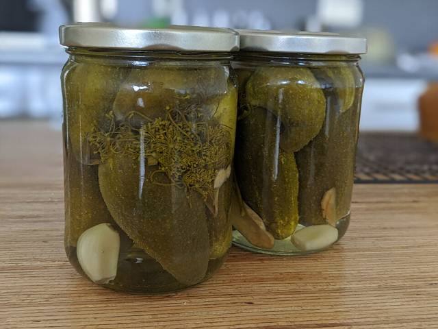 Готовые банки с огурцами